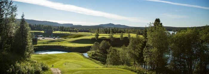 I Åre kan du njuta av både fjällen och golf i Sverige